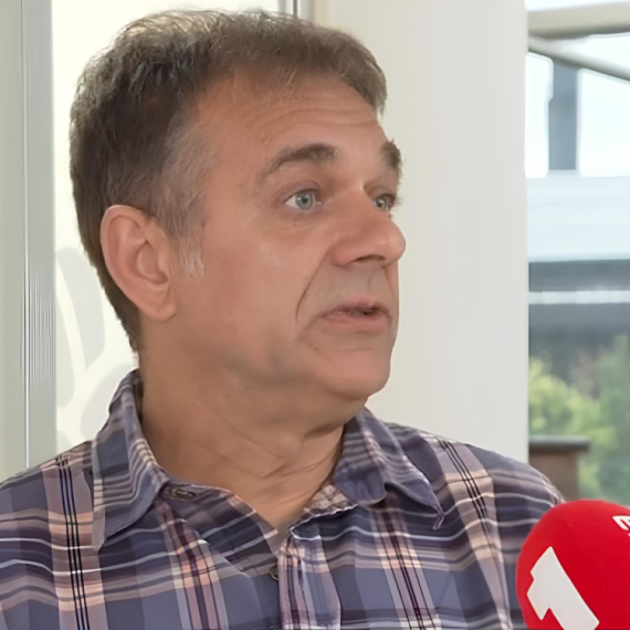 Samo "pljušte" kazne za taksiste koji ne voze bele automobile: Šta da učinite ukoliko vam na adresu stigne vozilo druge boje? (VIDEO)