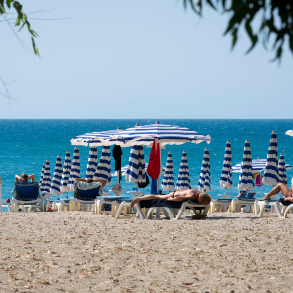 OPREZ! Na omiljenim plažama srpskih turista u Grčkoj pojavile su se LAŽNE MONAHINJE koje prodaju NEOSVEŠTANE brojanice! KAKO IH PREPOZNATI?