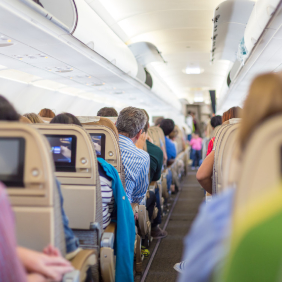 Svađa u avionu postala hit na TikToku: Muškarac optužio ženu za KRAĐU, pa joj obećao POPULARARNOST na društvenim mrežama! (VIDEO)